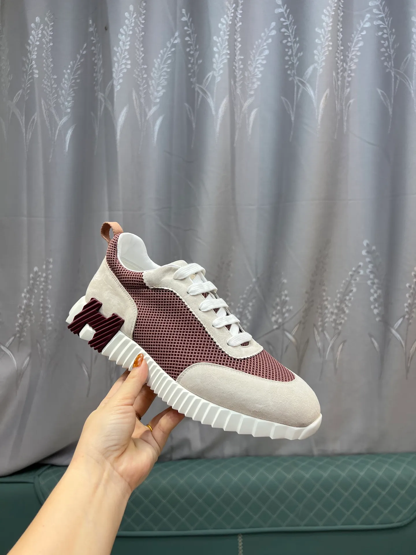 Men's shoes 💰660 Exclusive real shot (top version) Hermes new autumn and winter sports shoes. One of the most comfortable shoes from Hermes. Very light on the feet and good-looking. You will not be tired even if you go shopping. The overall suede feels very good. It is very beautiful and versatile. Very light and comfortable. Fabric: Imported high mercerized sheep/original single rain velvet. Lining: Imported silk sheepskin for the lining insole. Outsole: Seamless combination of IP+TPU (multi-color letters) German technology irradiation machine Size: Male 39-46 (Male 38 45 46 customized) Top quality, simultaneous full set of packaging
